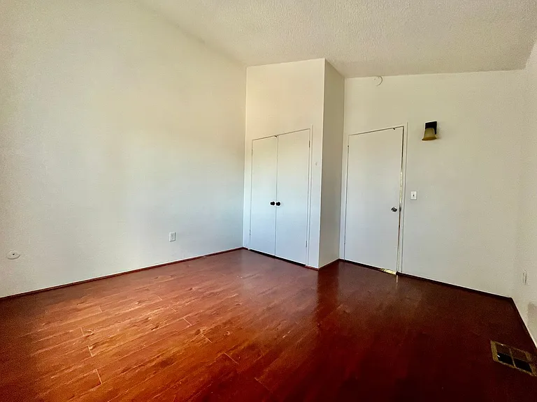 318-320 Hillside Ct — Photo 7