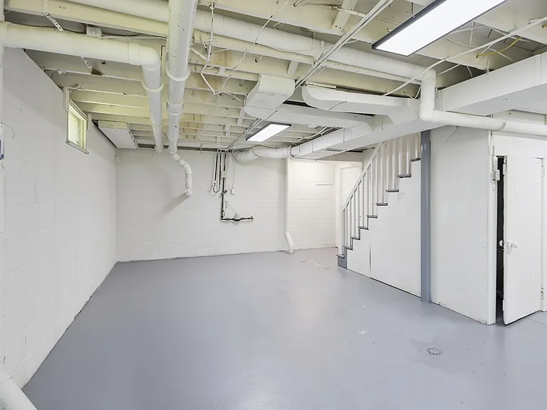 239 S Sparks St — Photo 38