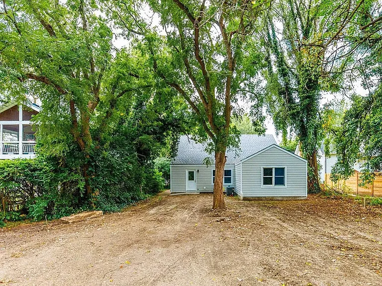 1604 Pierre St — Photo 10