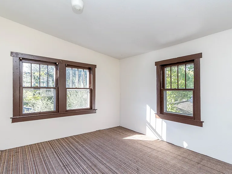 1405 Windsor St — Photo 11