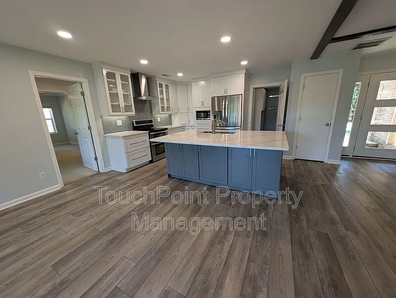 4 bed, 2.0 bath, 2100 sqft, $2,700 — Photo 4