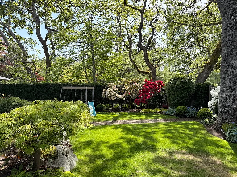 Lush gardens, fully private