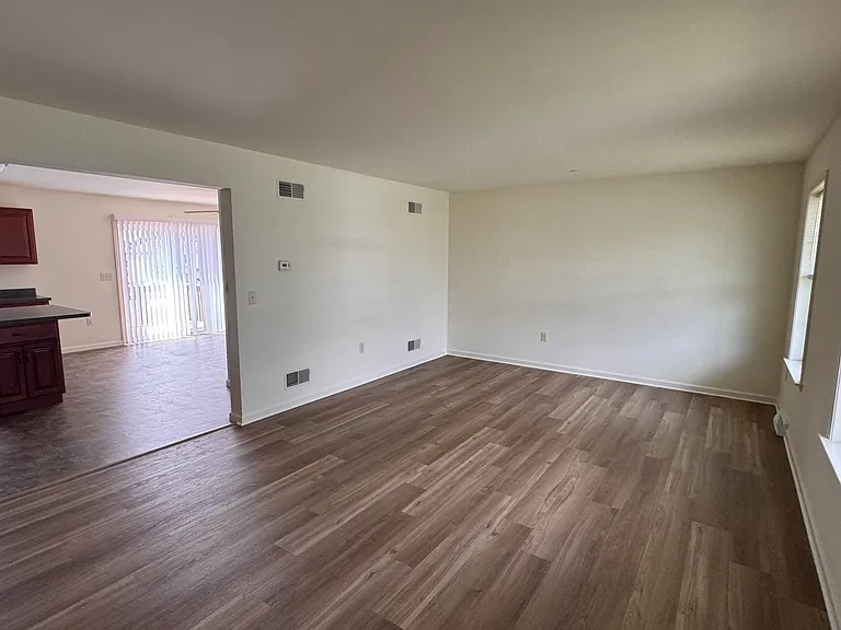 250 Limestone Dr — Photo 4