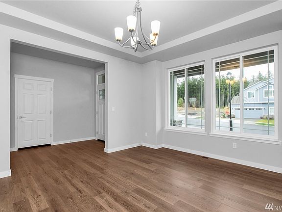 5th image of 643 Natalee Jo St SE