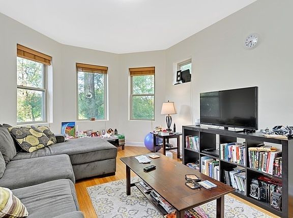 2nd image of 7434 N Oakley Ave APT 3A