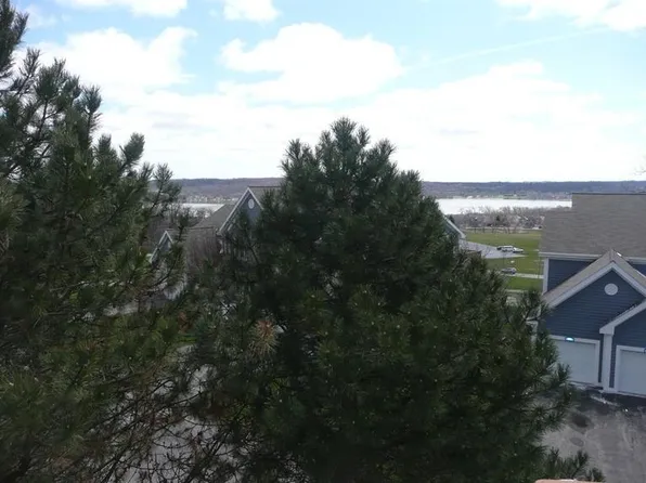 1085 Lakeland Dr, Lake Geneva, WI 53147