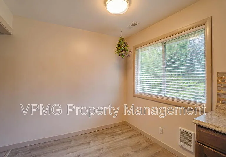 5404 NE 45th St — Photo 14