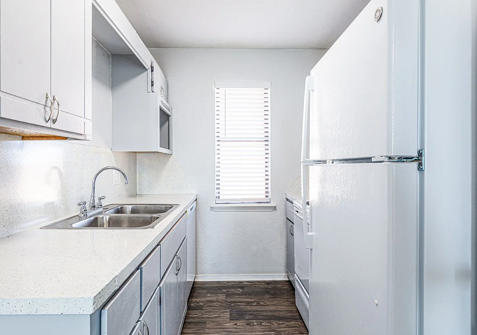 Beautifully Renovated 2bed/2bath Flat — Photo 1