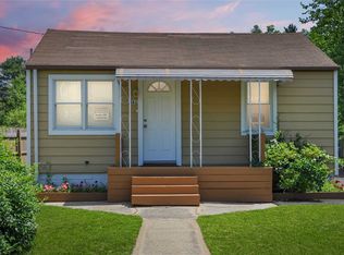 561 Station Rd, Bellport, NY 11713