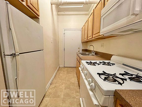 3rd image of 930 W Oakdale Ave #938