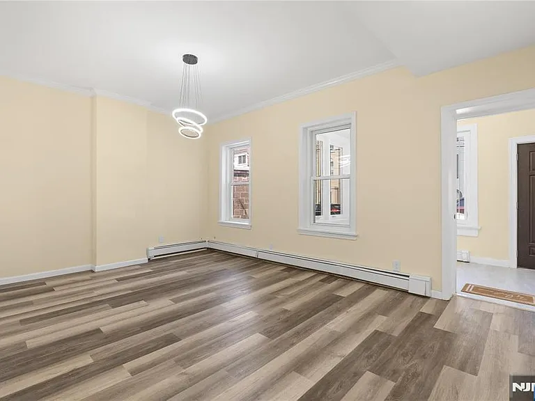 244 Lincoln Ave — Photo 5