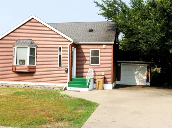 805 7th St NW, Minot, ND 58703