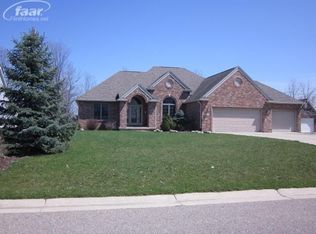 3420 Woodridge Dr, Flushing, MI 48433