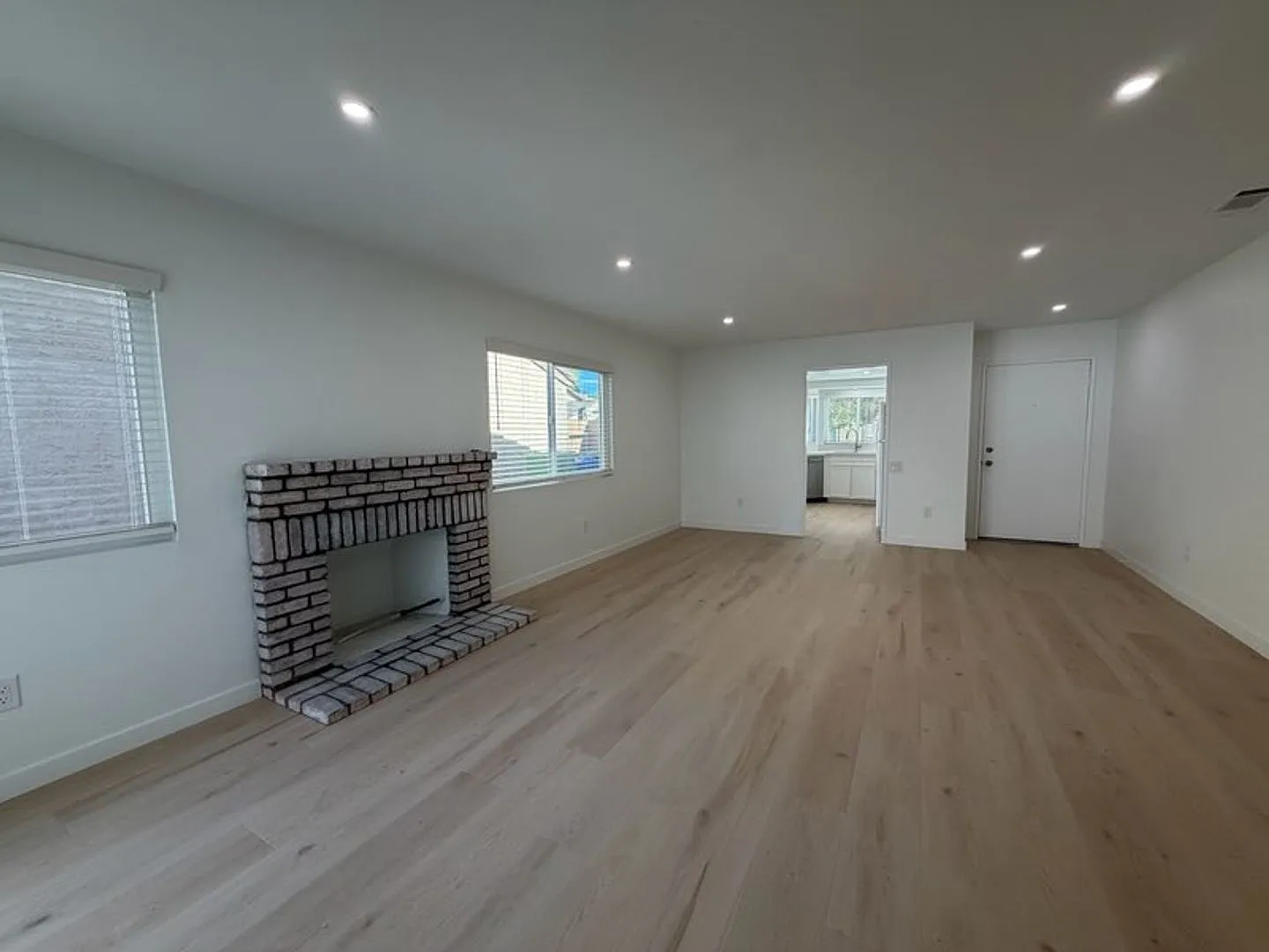 Beautiful Single Story 2 Bedroom! — Photo 3
