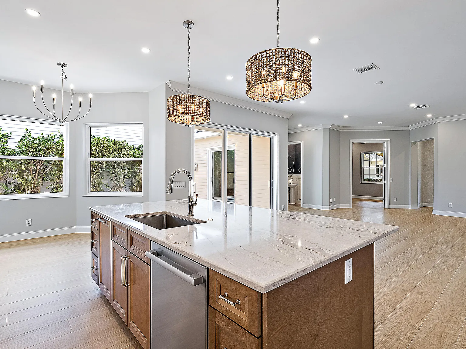 3 bed, 2.5 bath, 2008 sqft, $9,000 — Photo 3