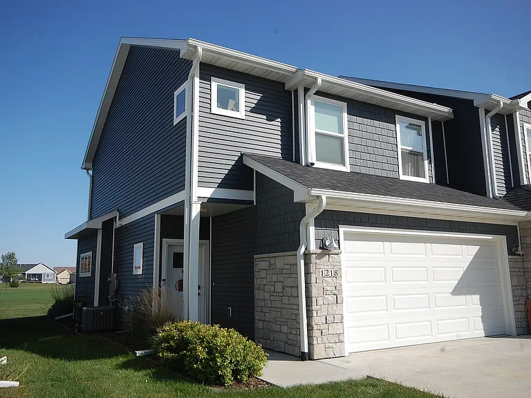 1218 S Linn St — Photo 1