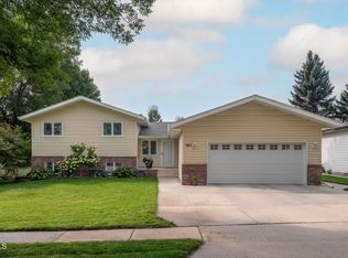 141 E Brandon Dr, Bismarck, ND 58503
