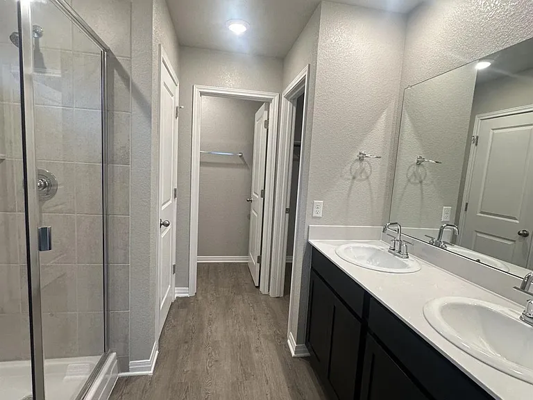 201 Longmount Cv — Photo 11