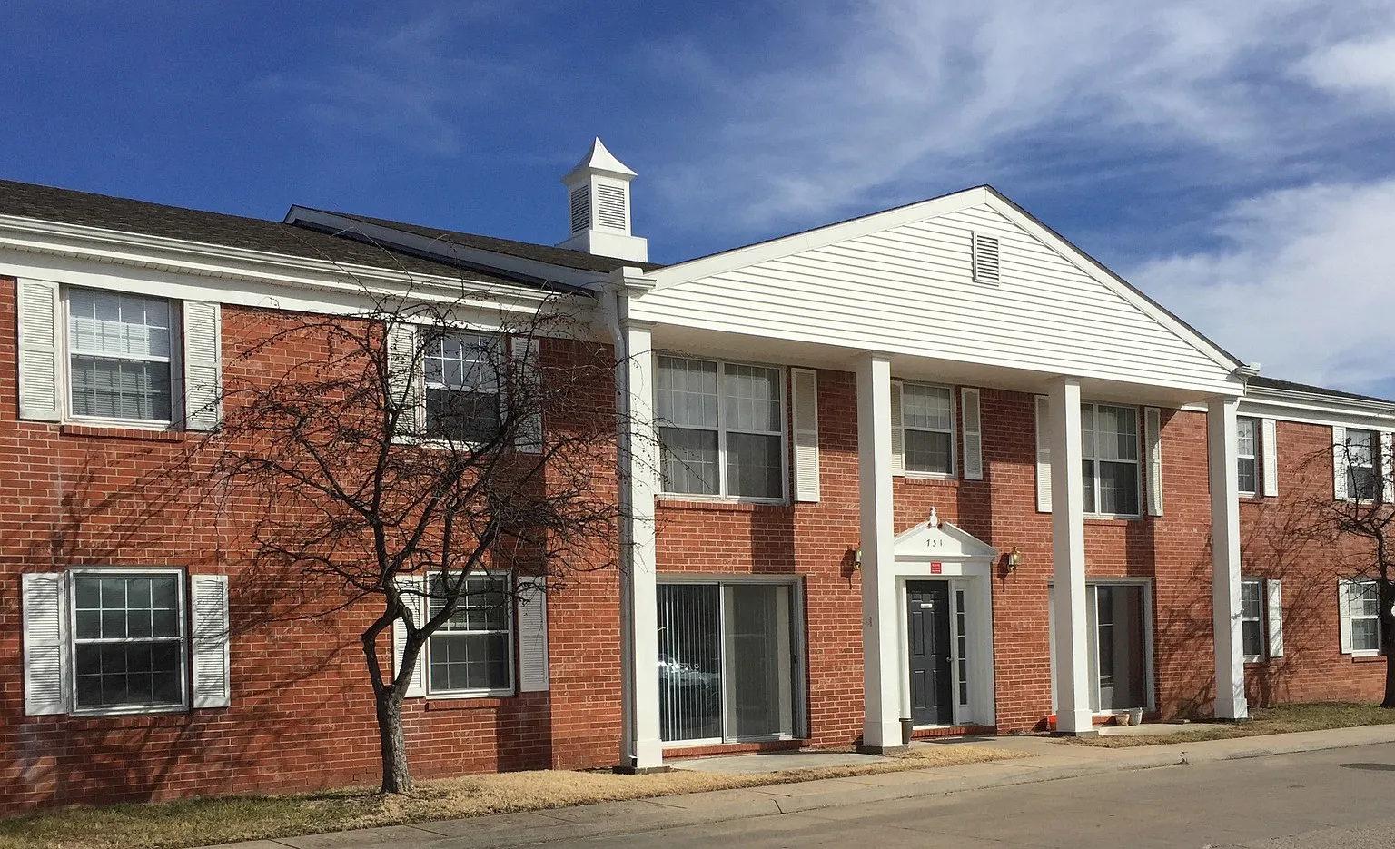 KU-Country Club Apts — Photo 1
