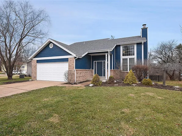 319 Reindeer Dr, Ballwin, MO 63021