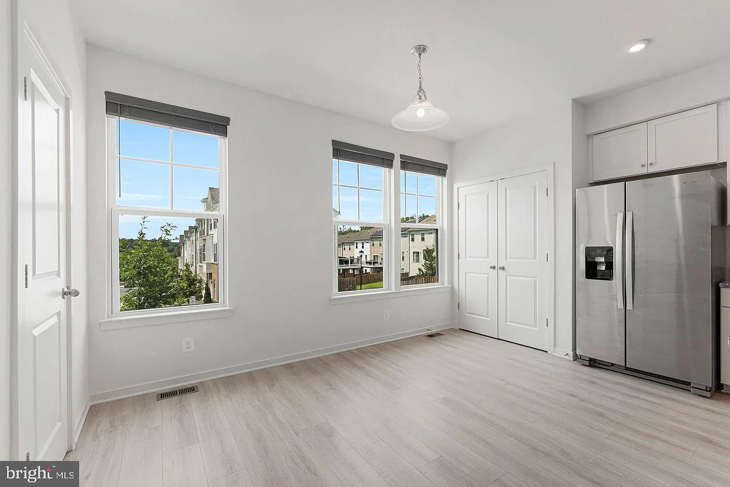 3 bed, 4.0 bath, 2332 sqft, $3,100 — Photo 4