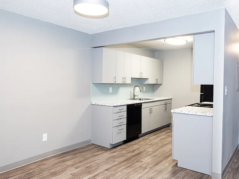 Caesar Square Apartments — Photo 7