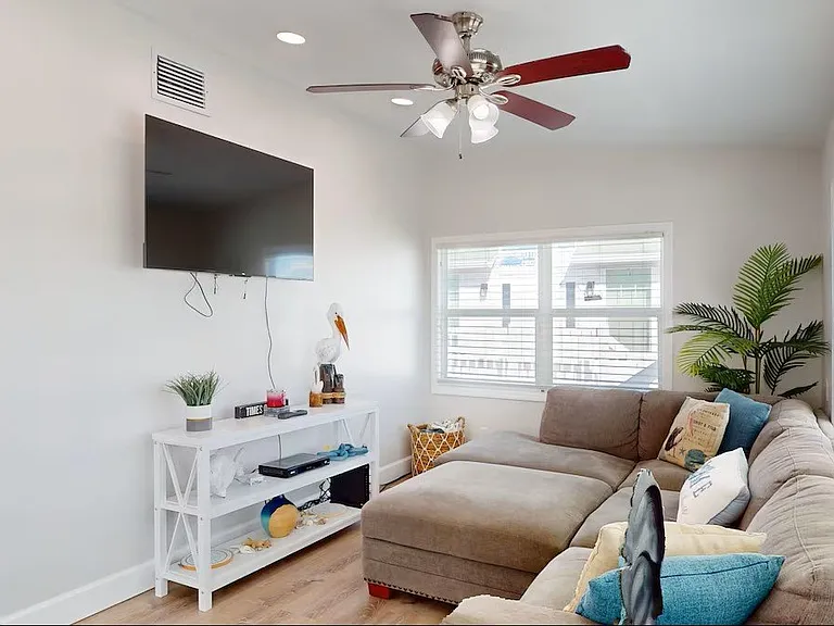 5560 Palmetto St — Photo 3