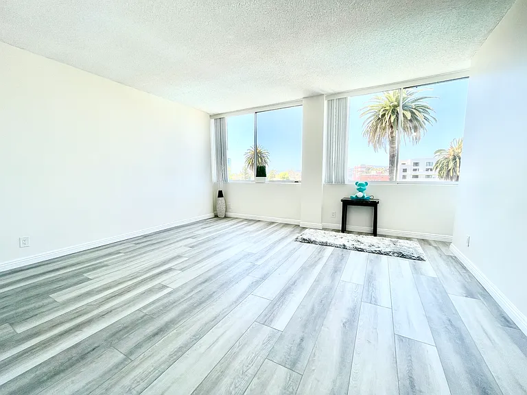 Occidental Towers Apartments — Photo 154