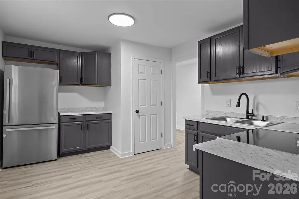 2 bed, 900 sqft, $1,300 — Photo 3