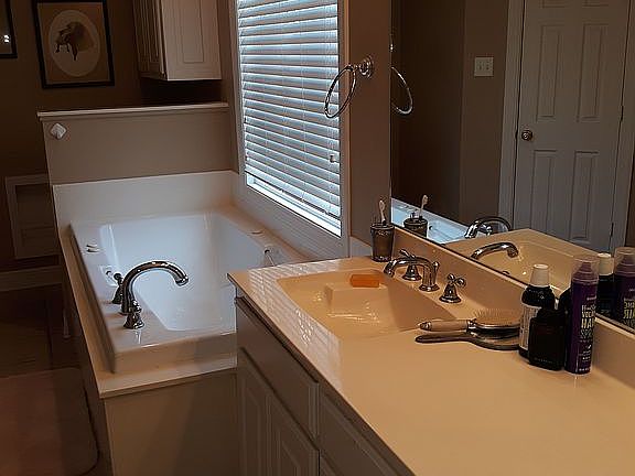 LARGE JET TUB AND DUAL SINKS