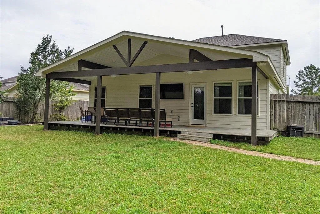 4 bed, 2.5 bath, 2289 sqft, $2,300 — Photo 3