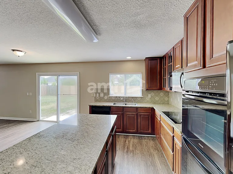 664 Mackenzie Cir — Photo 4