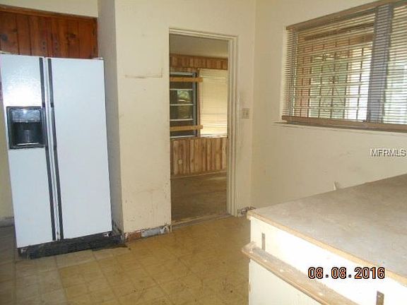 3rd image of 229 Avenue E SE