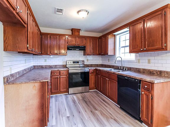 3rd image of 104 Dauphine Dr