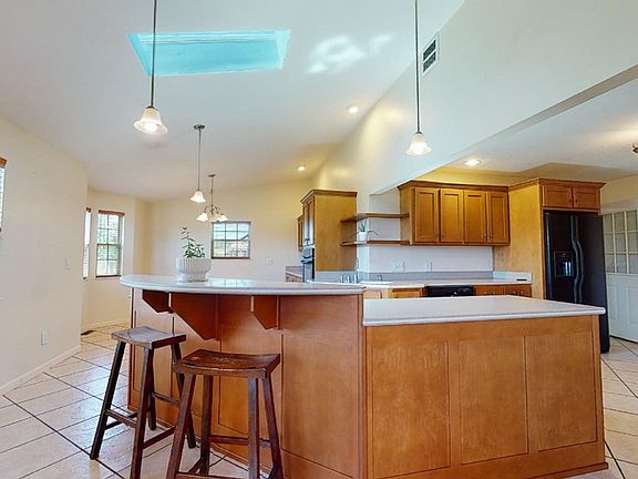 4th image of 392 Camelot Dr