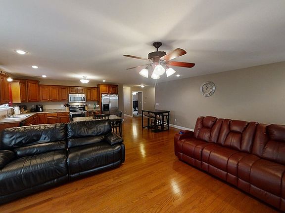 3rd image of 169 Dogwood Ln