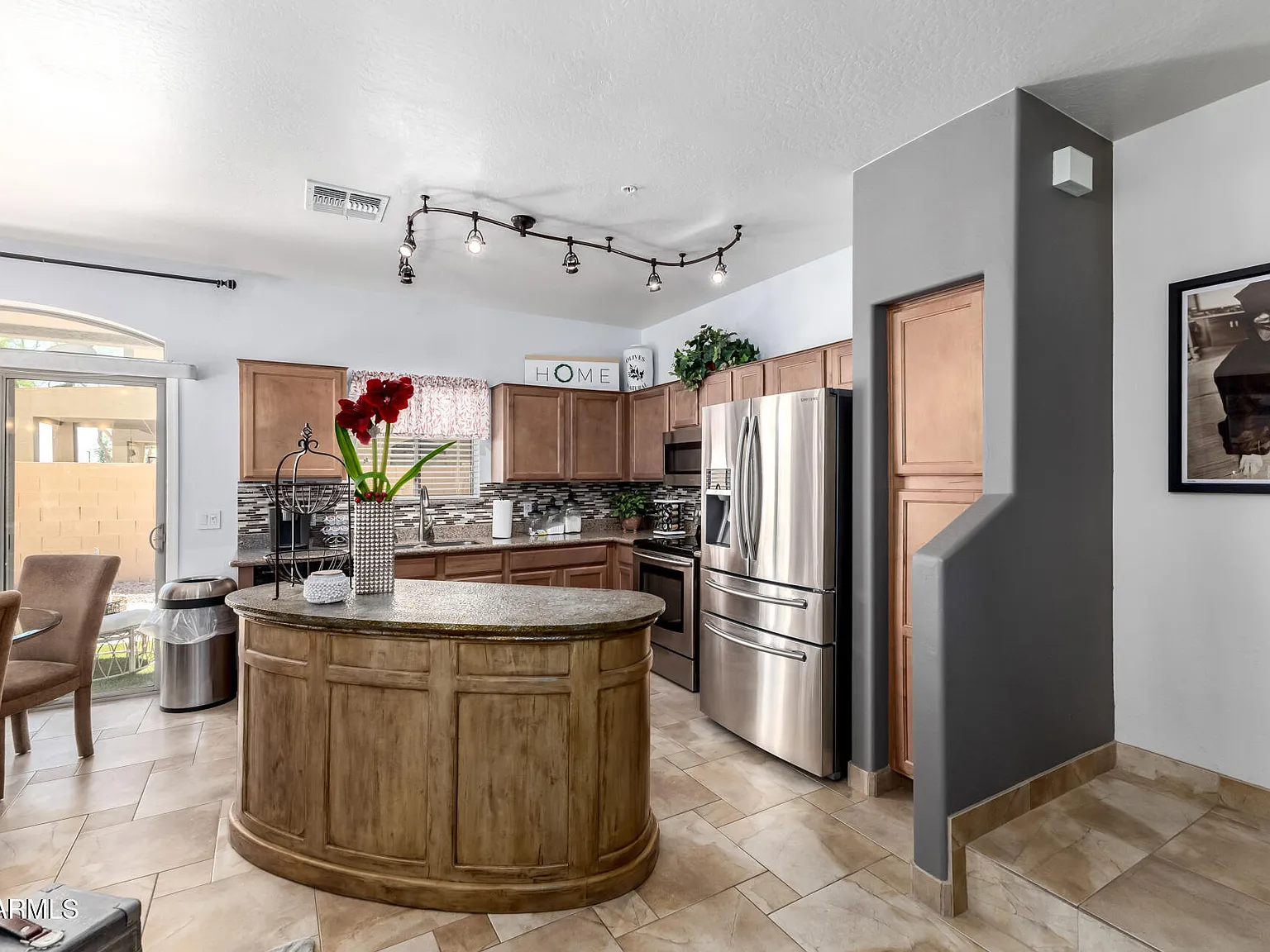 3 bed, 2.0 bath, 1439 sqft, $2,800 — Photo 2