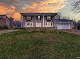 5394 Pond Bluff Dr, West Bloomfield, MI 48323