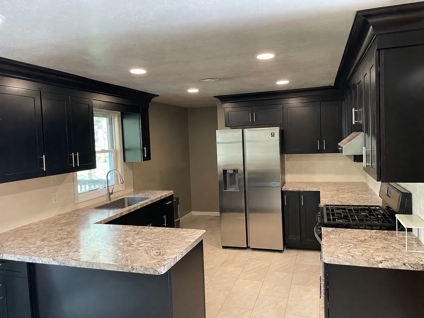 3 bed, 1008 sqft, $3,000 — Photo 3