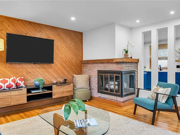 1 Collins Ter — Photo 6