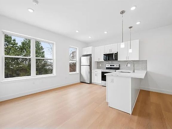 5th image of 3637 N 16th St #D