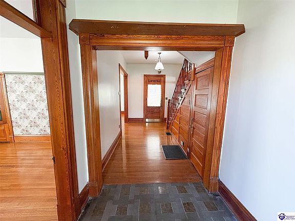 4th image of 211 E Main St