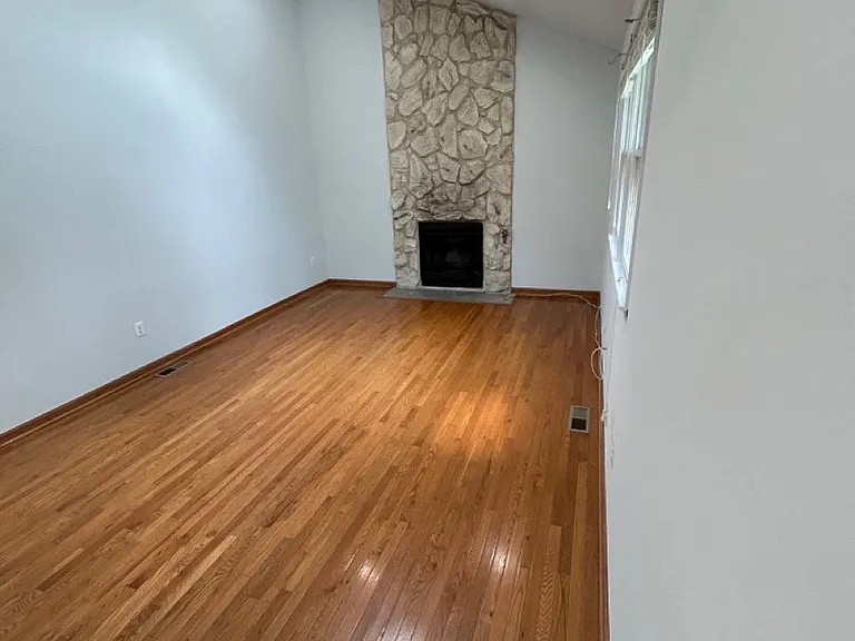 75 Calvert Ave E — Photo 35