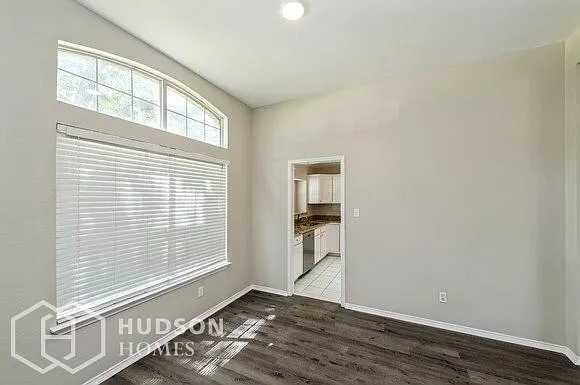 4136 Clary Dr — Photo 3