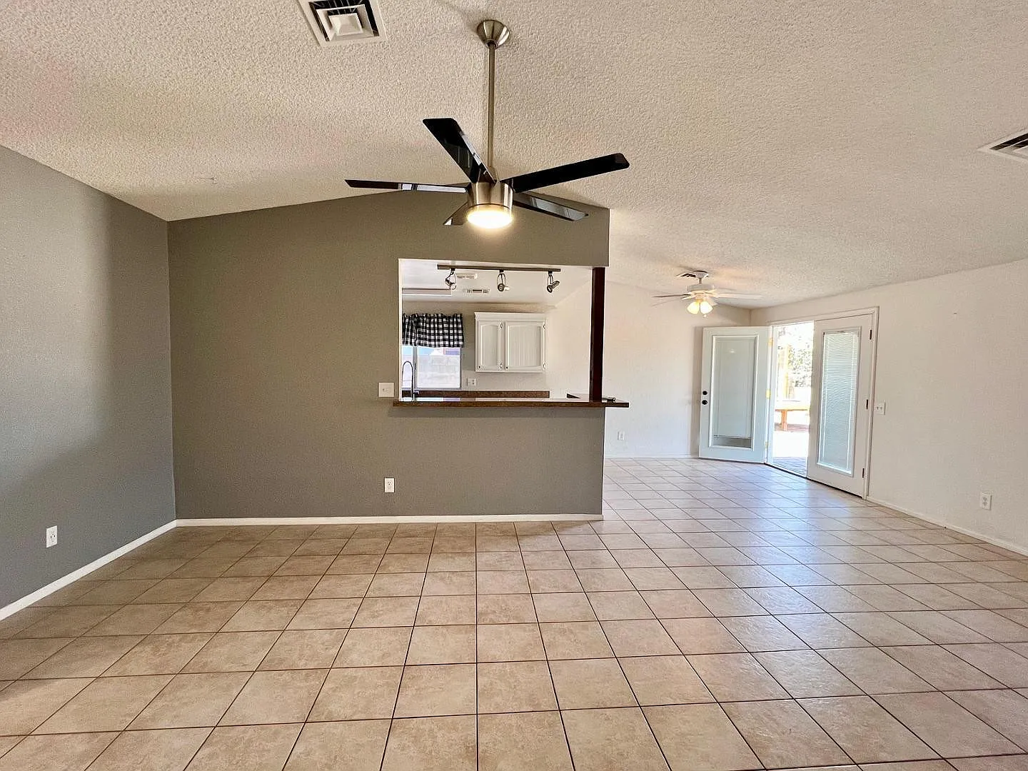3 bed, 2.0 bath, 1249 sqft, $1,950 — Photo 3