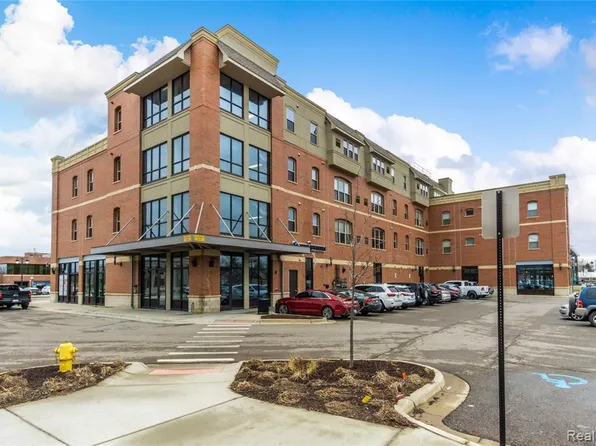 134 N Leroy St Unit 202, Fenton, MI 48430