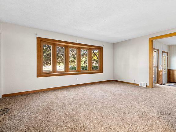 3rd image of 1611 Minahan Dr