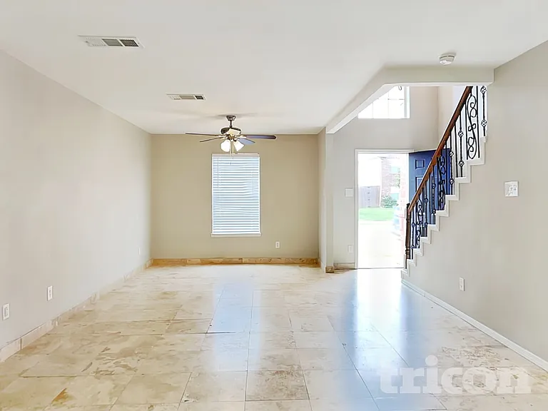 637 Aqua Dr — Photo 2