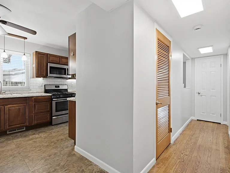 28816 Groveland St — Photo 13