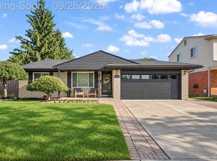 29510 Lyndon St, Livonia, MI 48154